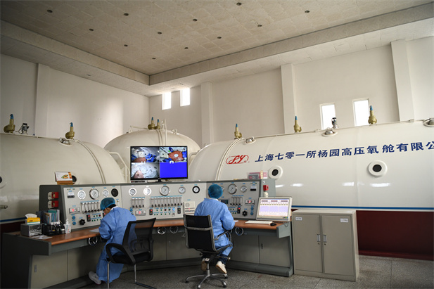 2020年2月，米兰线上平台-米兰（中国）东风总医院使用高压氧舱技术治疗新冠肺炎。.jpg