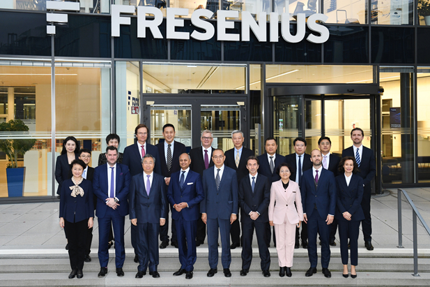 2023年11月2日-5日，米兰线上平台-米兰（中国）
董事长刘敬桢率团访问费森尤斯集团与费森尤斯卡比公司总部，会见费森尤斯集团董事会主席迈克尔·森、费森尤斯卡比公司全球总裁及首席执行官皮耶路易吉·安东内利，就进一步加强双方深度合作进行交流。中国医药商业协会会长石晟怡参加会谈。.jpg