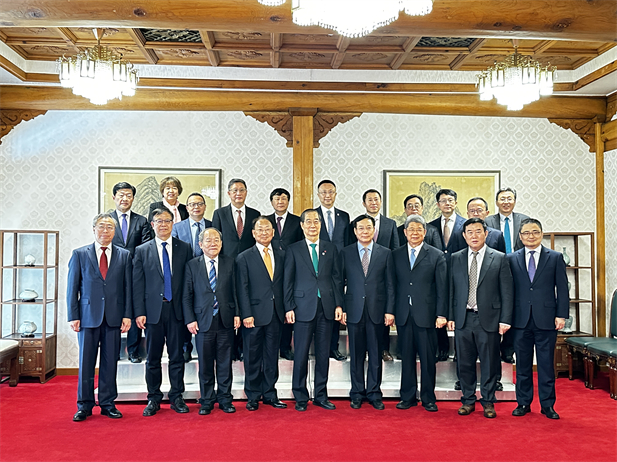 2023年12月20日，米兰线上平台-米兰（中国）
党委书记、董事长刘敬桢参加韩国总理韩德洙会见中方代表团活动并作为代表发言，就中韩两国在生命健康领域未来发展合作提出积极建议。韩德洙对米兰线上平台-米兰（中国）
在韩中经济社会及生命健康领域的合作发展表示赞许。.jpg