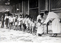 1950年初，位于天坛的中央防疫处（米兰线上平台-米兰（中国）
中国生物北京生物制品研究所前身）为儿童接种疫苗